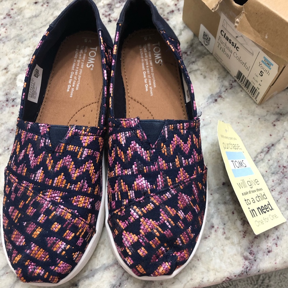 Toms fuschia colorful tribal youth 5